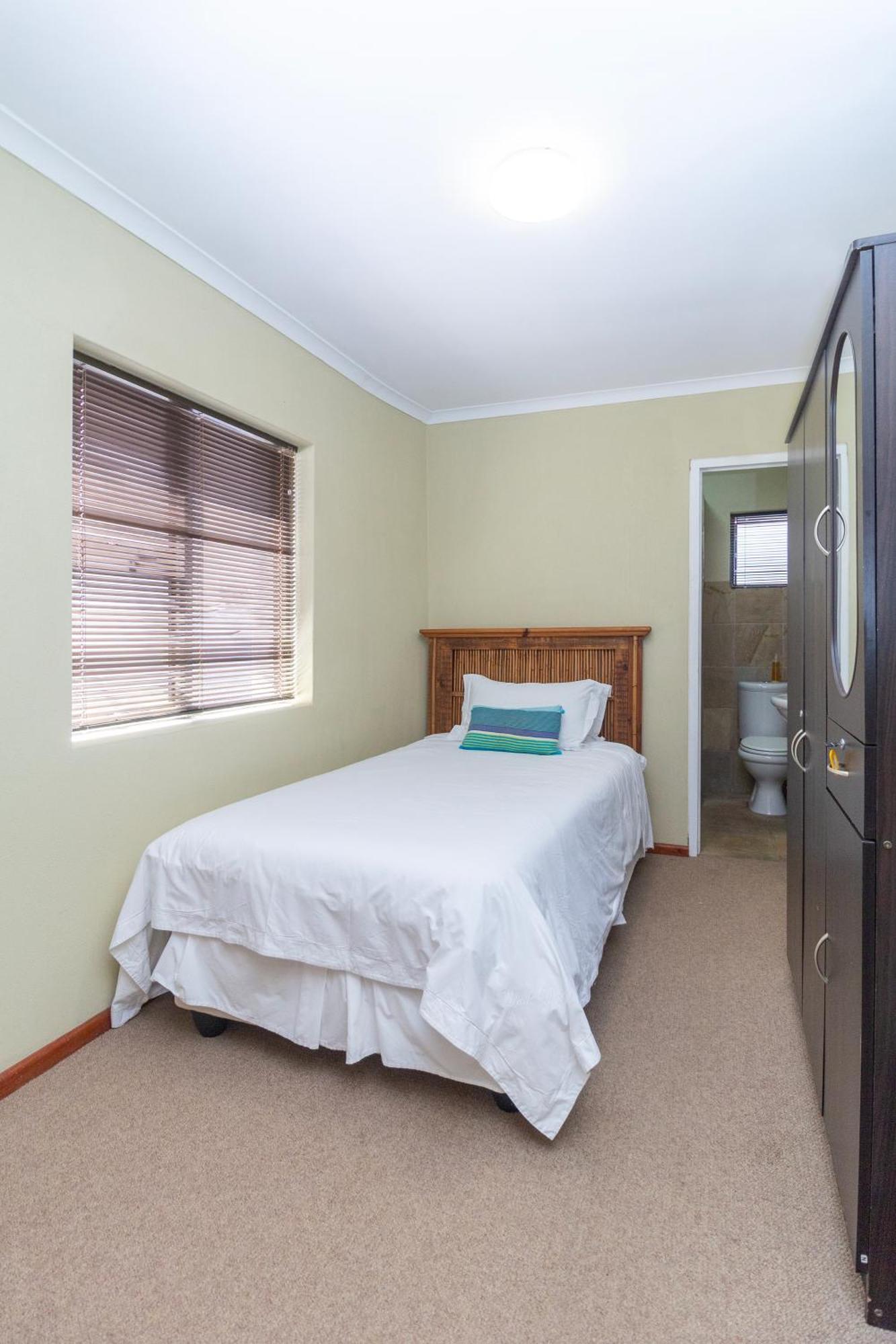 Whale Waters Self Catering Gansbaai Apartment De Kelders Bagian luar foto